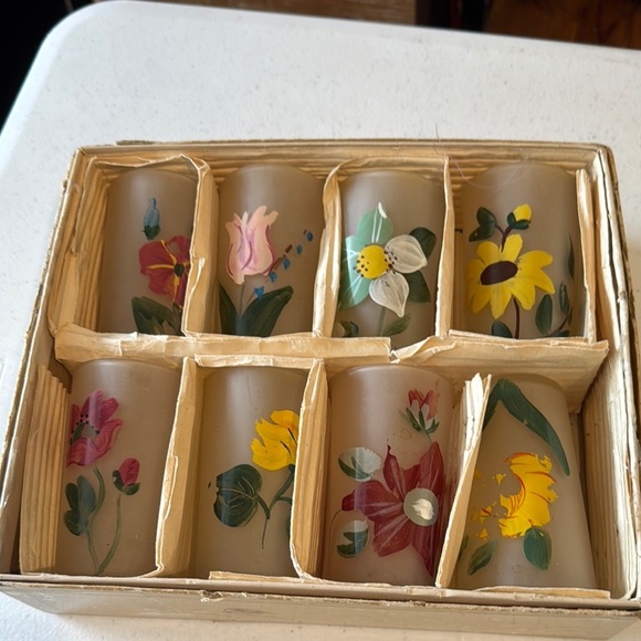 VINTAGE FROSTED GLASSWARE SET LILY COMPANY HANDPAINTED Hand-Painted Floral - Picture 1 of 10